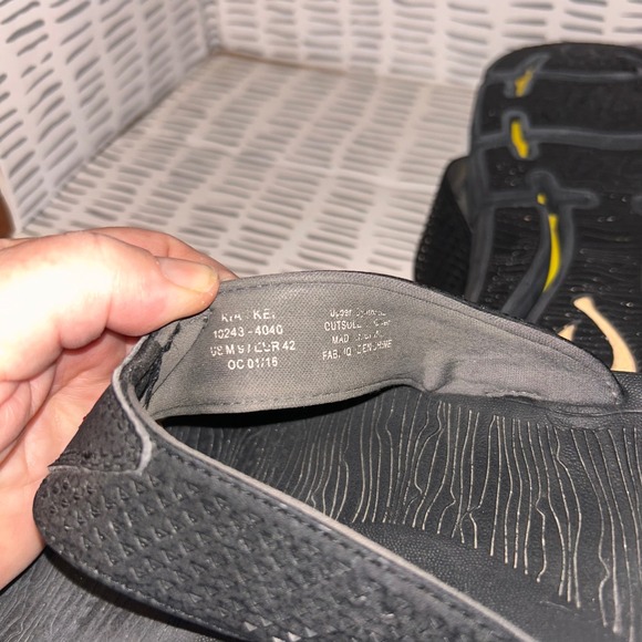 OluKai Kia'i II HLA Men's Flip Flops Sandals Black Red Size 9 US 42 EUR - Picture 6 of 6